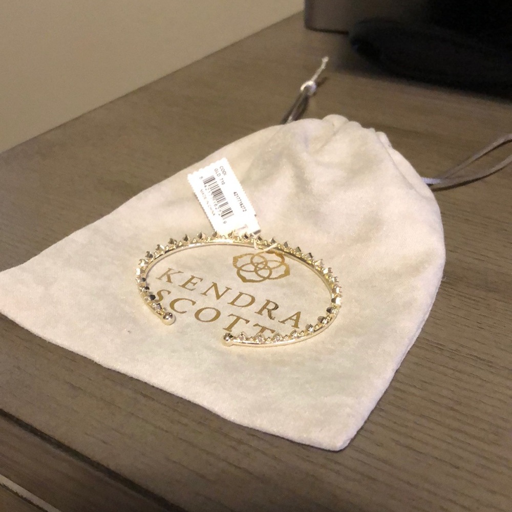 Kendra Scott Cody pinch bracelet in gold - Picture 2 of 2